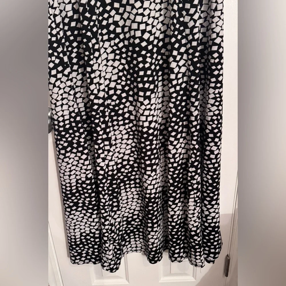 Haani maxi Black Dress with white shapes has light pink textured details Size L_8
